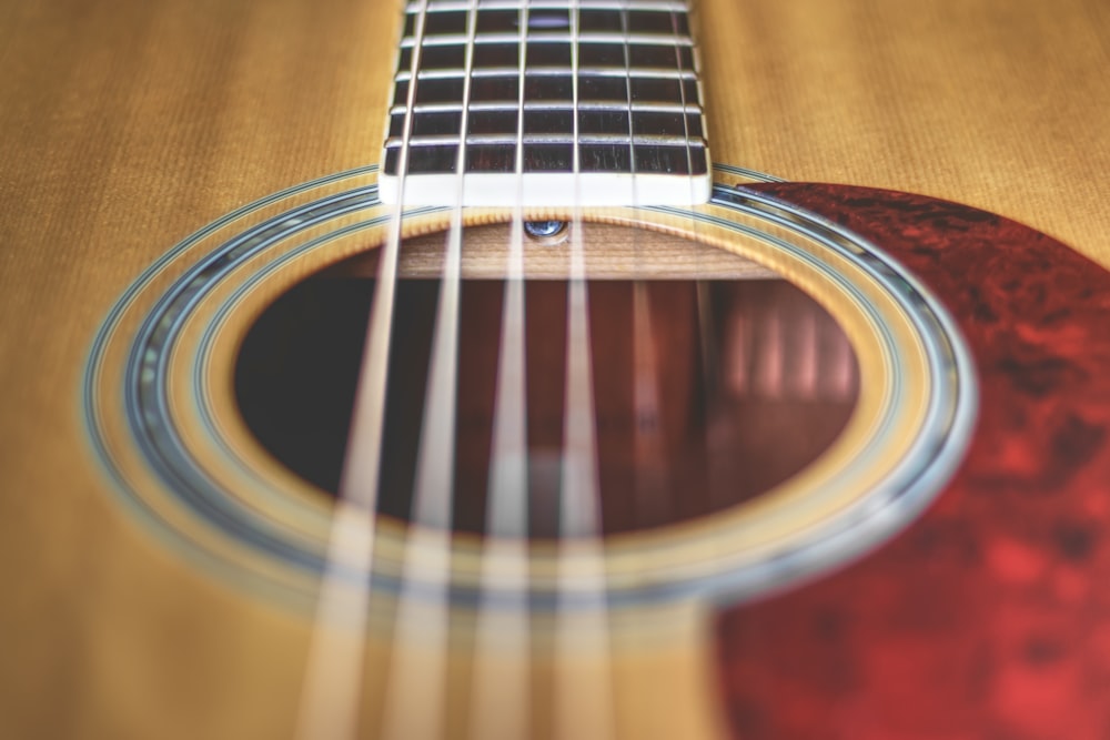 Guitarra acústica marrón en fotografía de primer plano