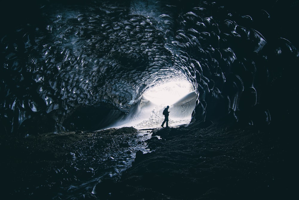 personne surfant sur les vagues de l’eau