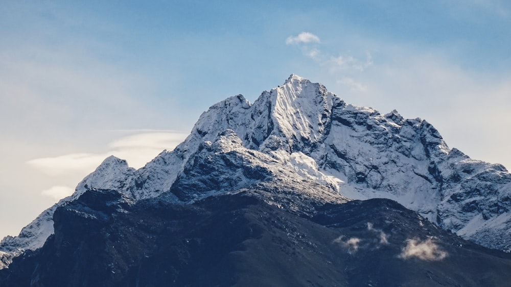 montagne enneigée sous ciel bleu pendant la journée