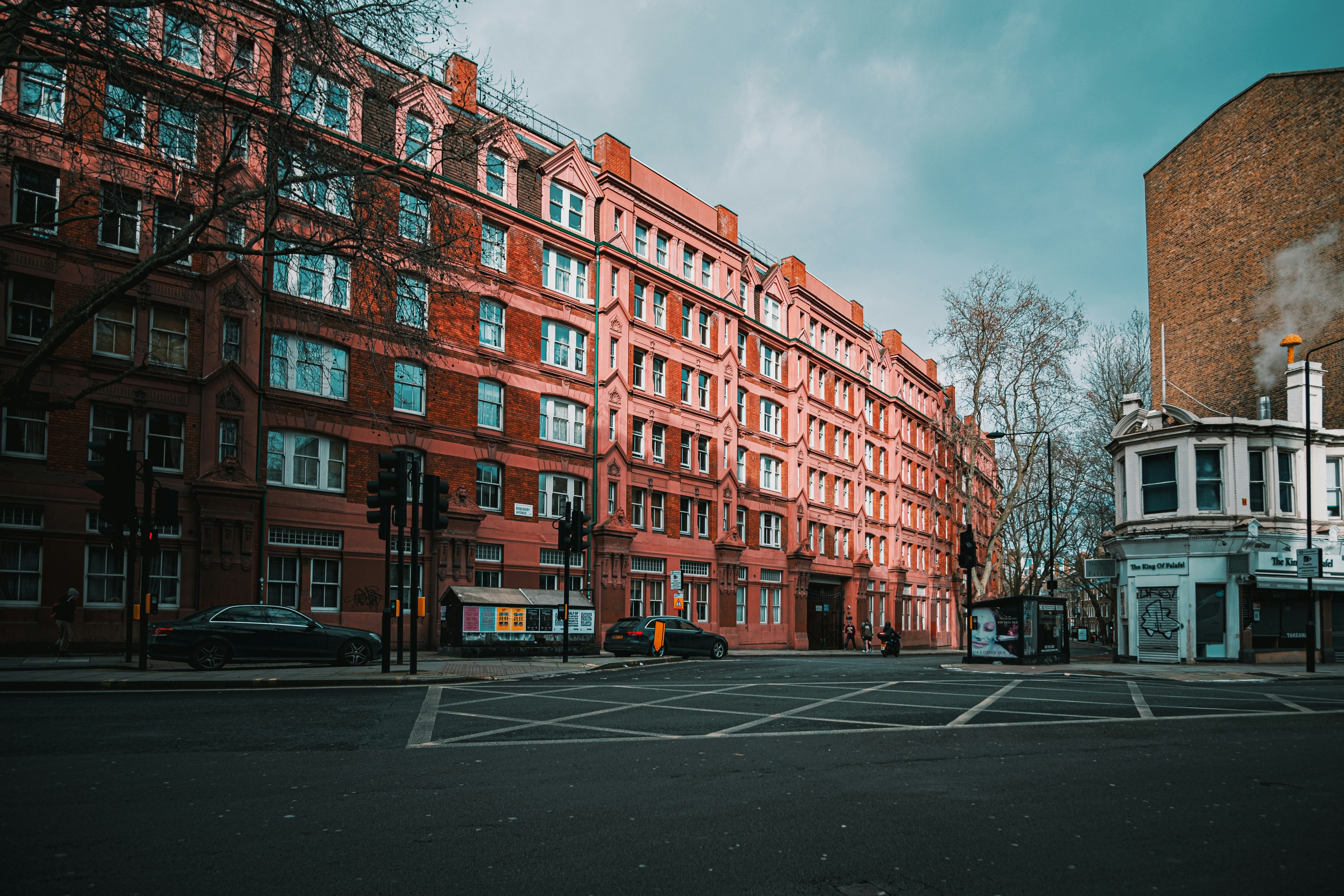 Edificio de hormigón marrón cerca de la carretera durante el día