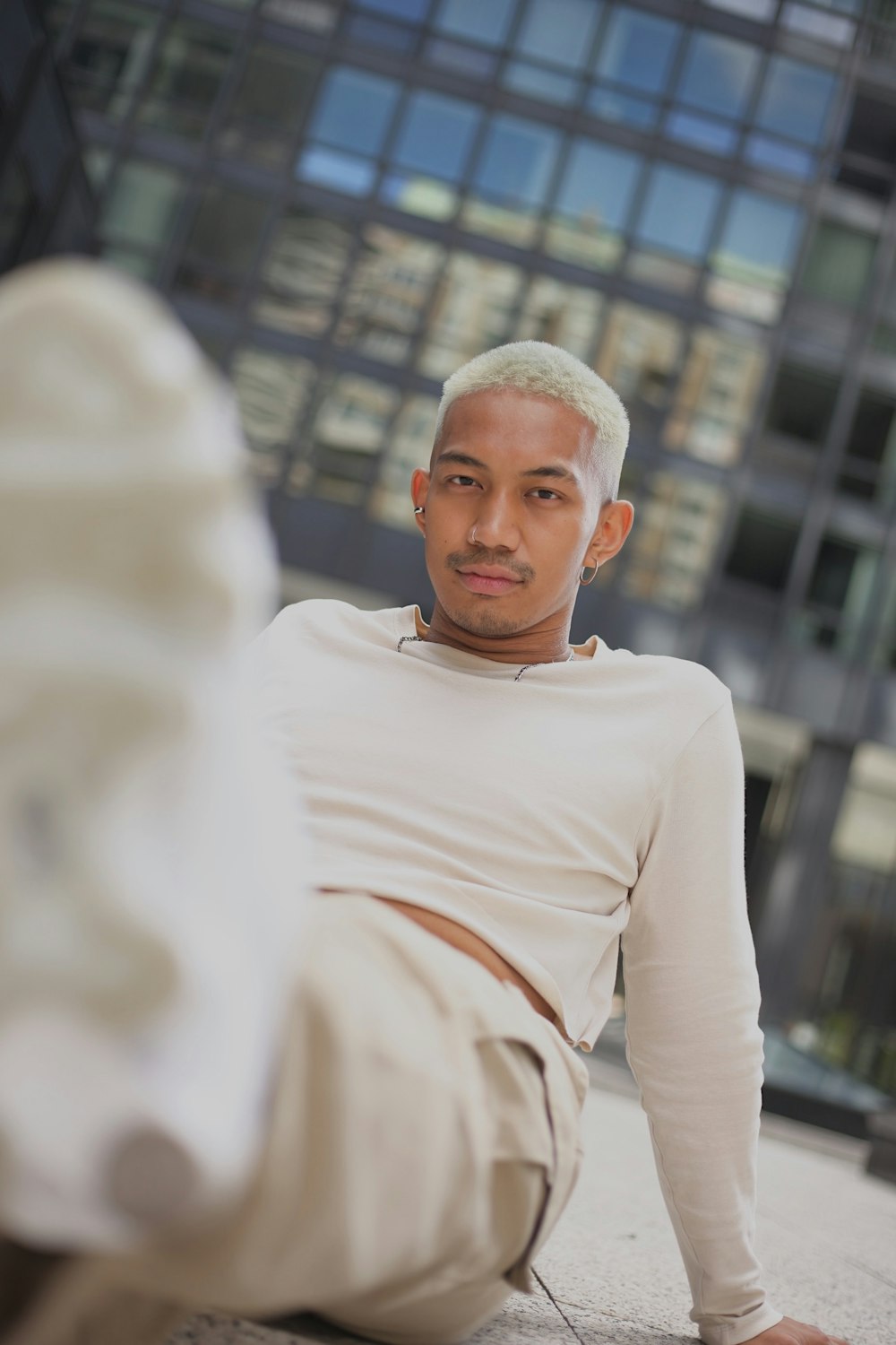 Hombre con camisa blanca de manga larga