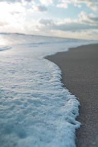 ocean waves crashing on shore during daytime