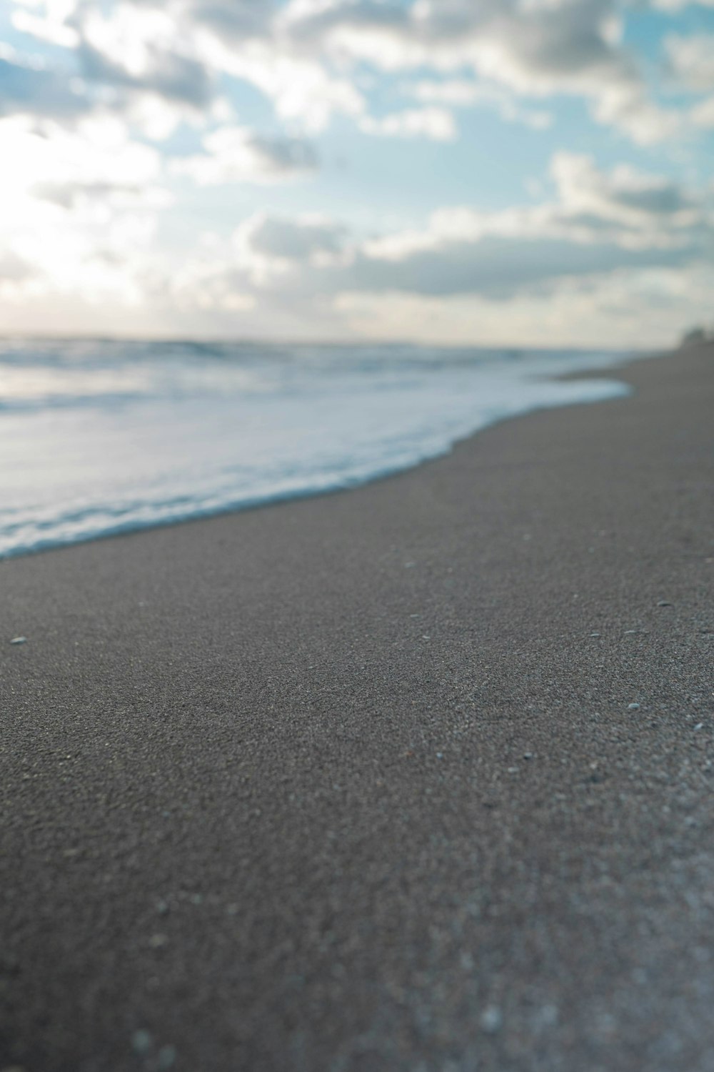 sea waves crashing on shore during daytime