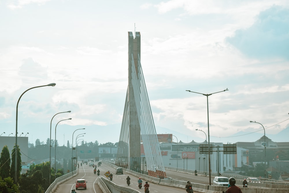 carros na estrada perto da ponte durante o dia