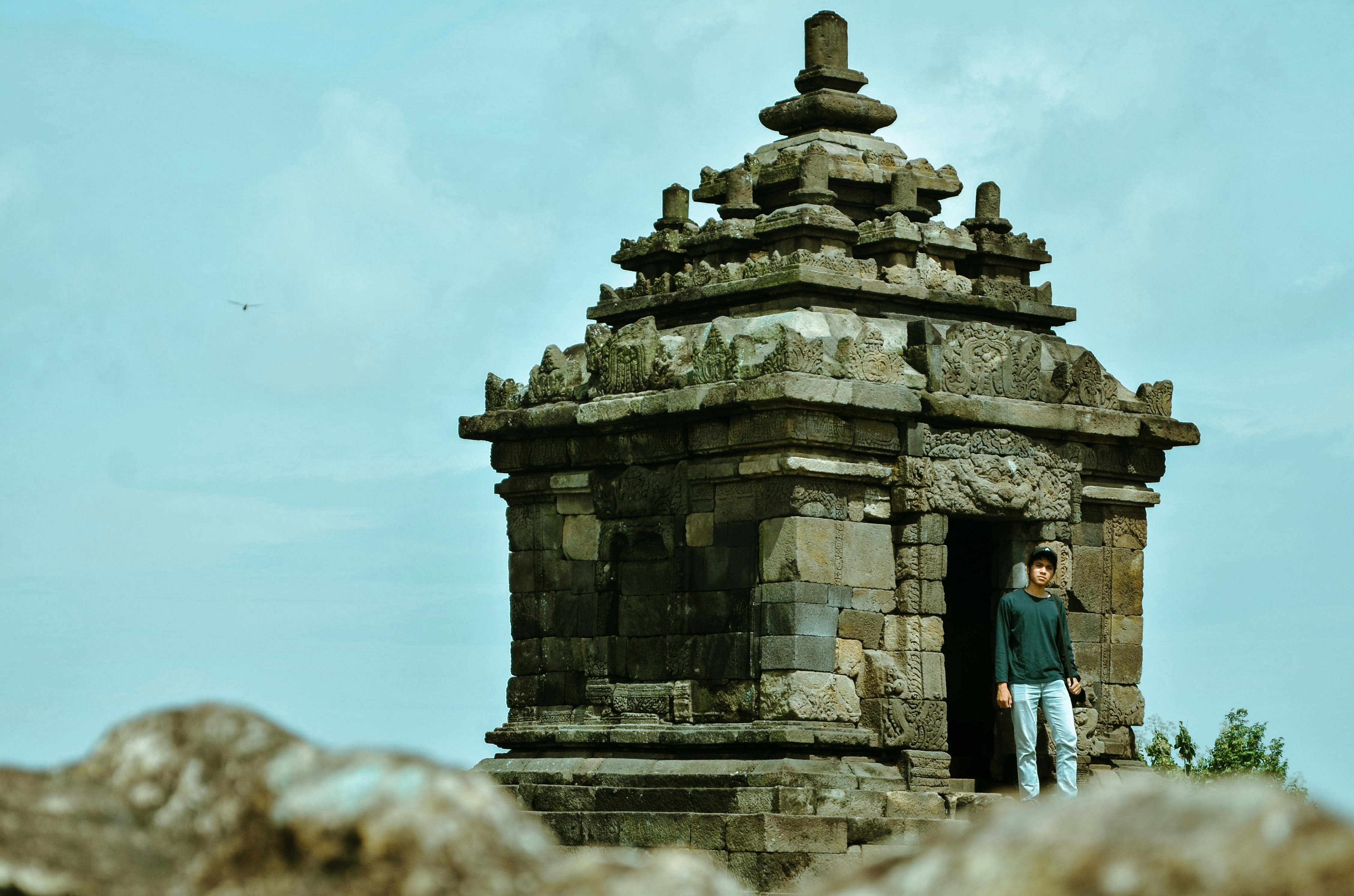pessoas em pé no edifício de concreto cinza durante o dia