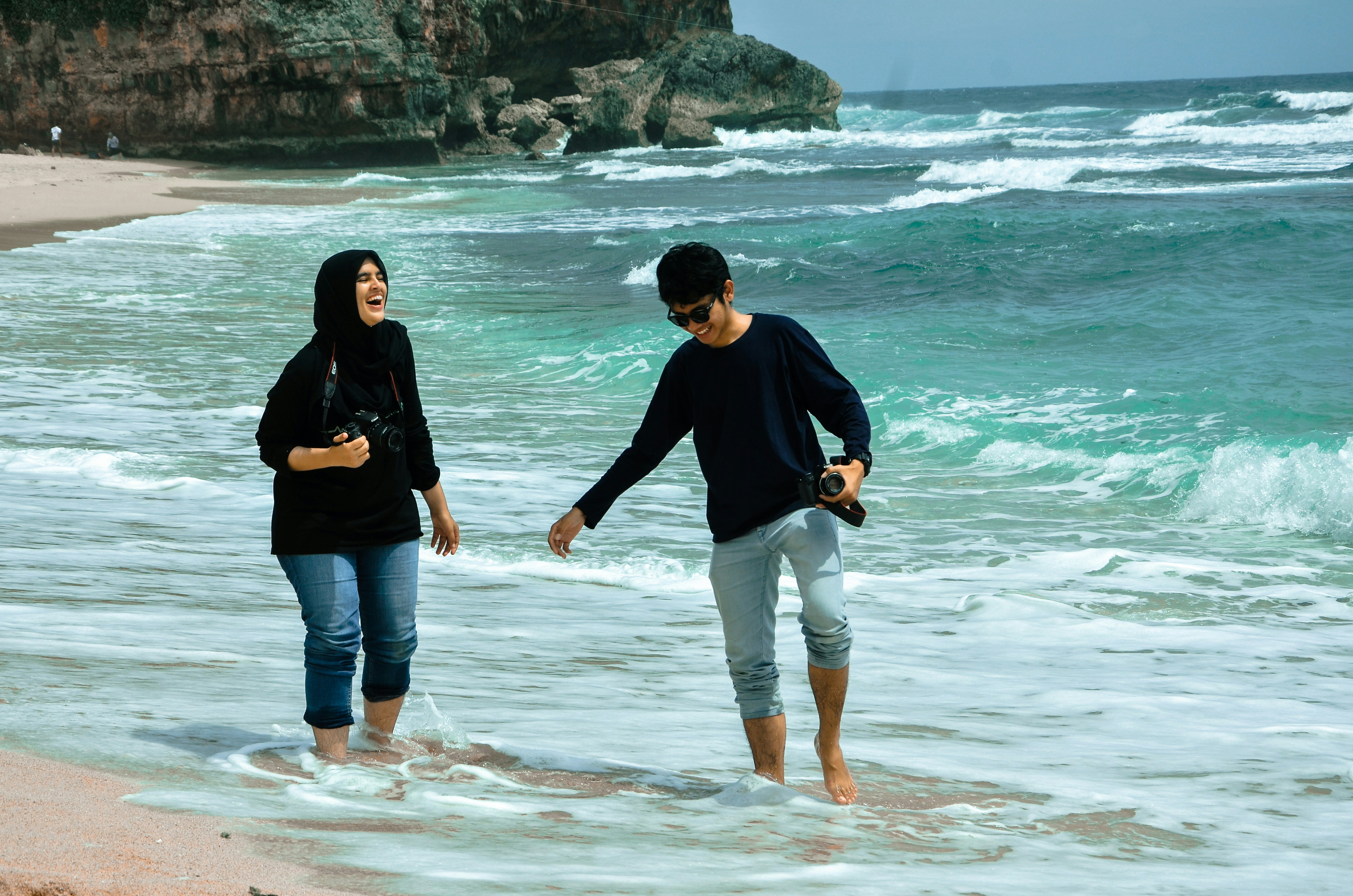 Pria dan Wanita Berdiri di Pantai di Siang Hari
