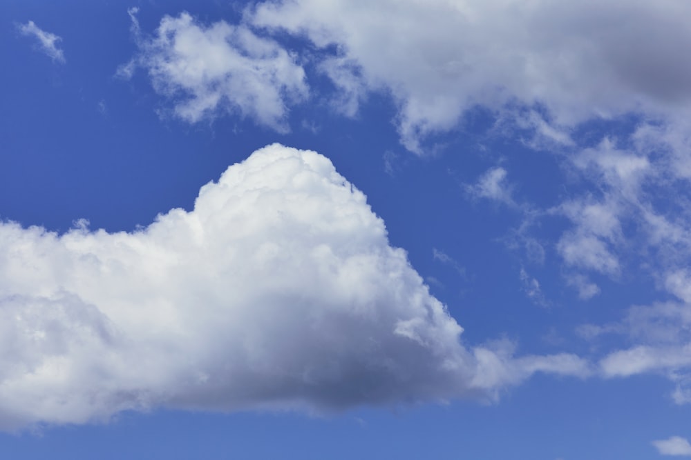 Weiße Wolken und blauer Himmel tagsüber