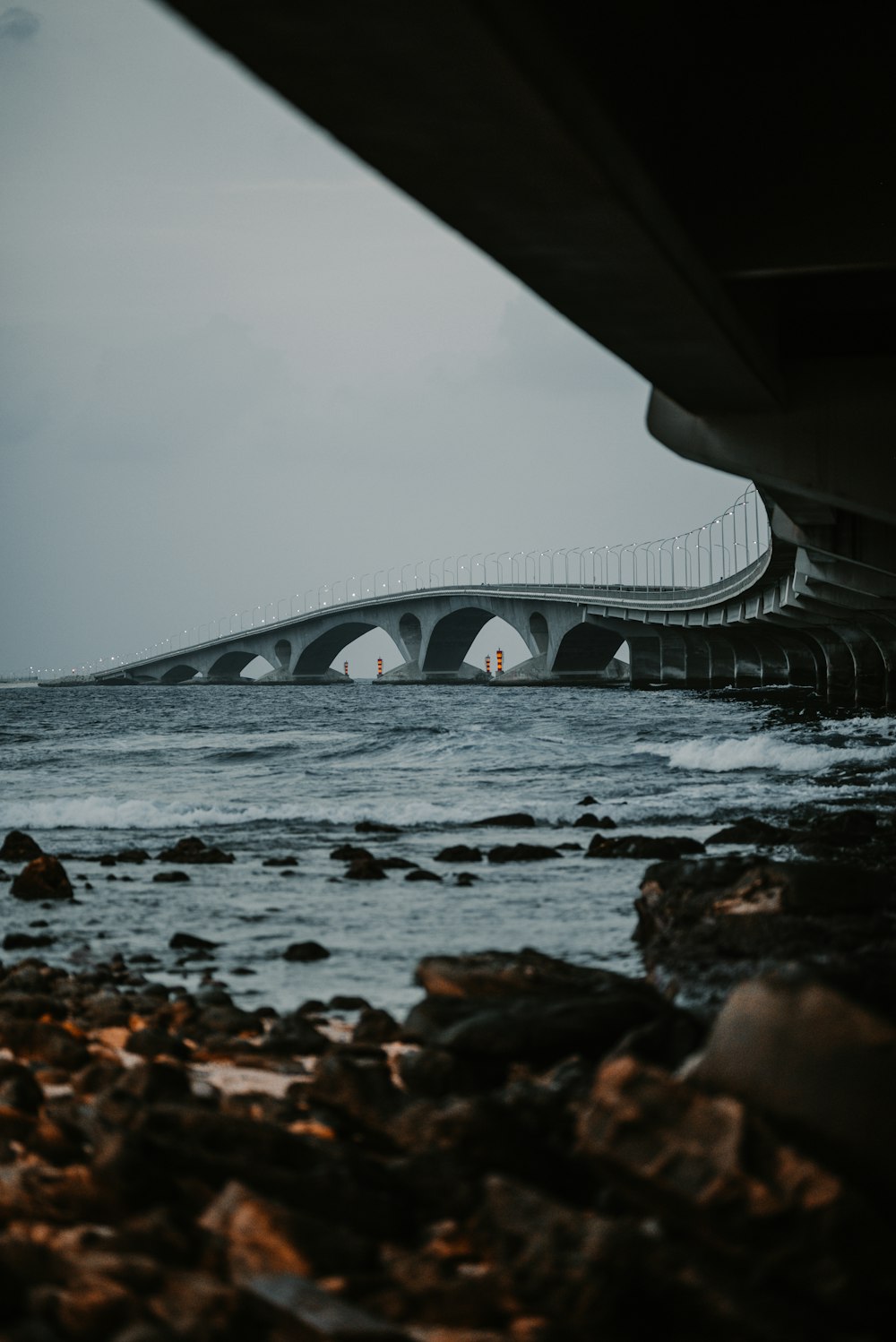 Pont en béton gris au-dessus de l’eau