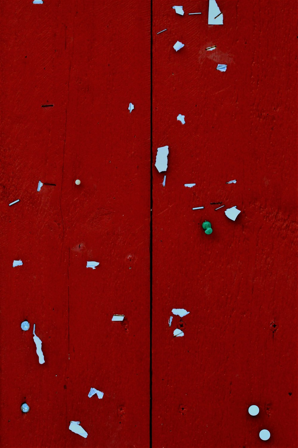 porta de madeira vermelha com forma de coração branco