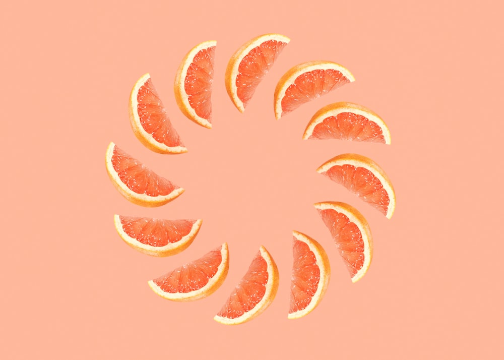 분홍색 배경의 주황색 과일
