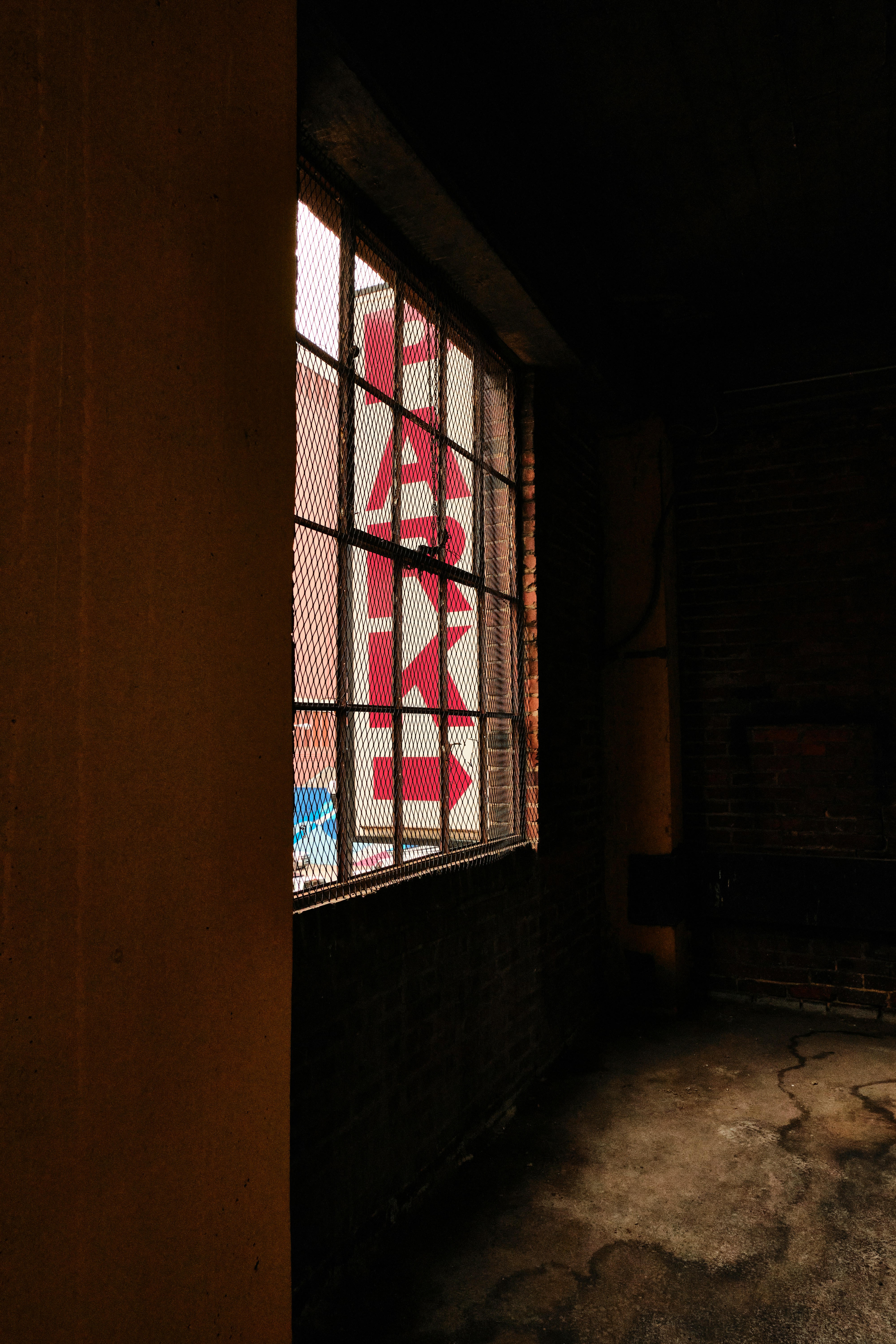 日中のブラックメタルウィンドウグリル