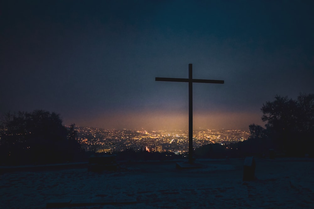 Silhouette des Kreuzes bei Sonnenuntergang