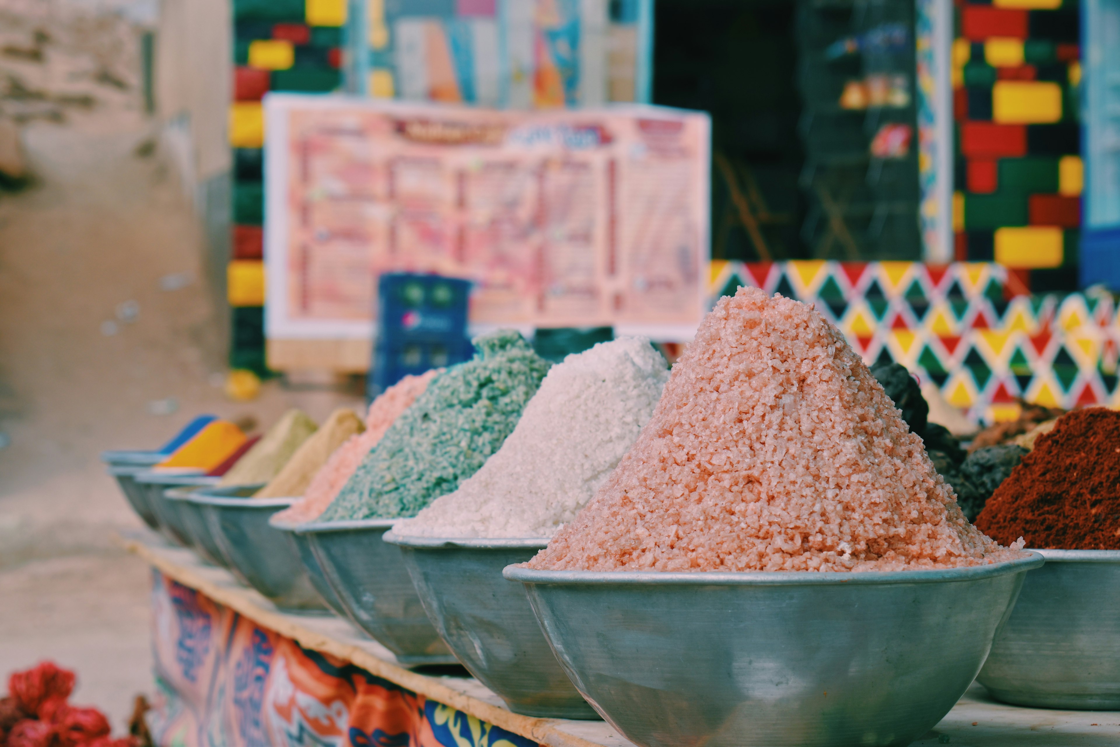 ciotole ricolme di spezie colorate su una bancarella (nell'articolo i ristoranti da provare a sharm el sheikh)