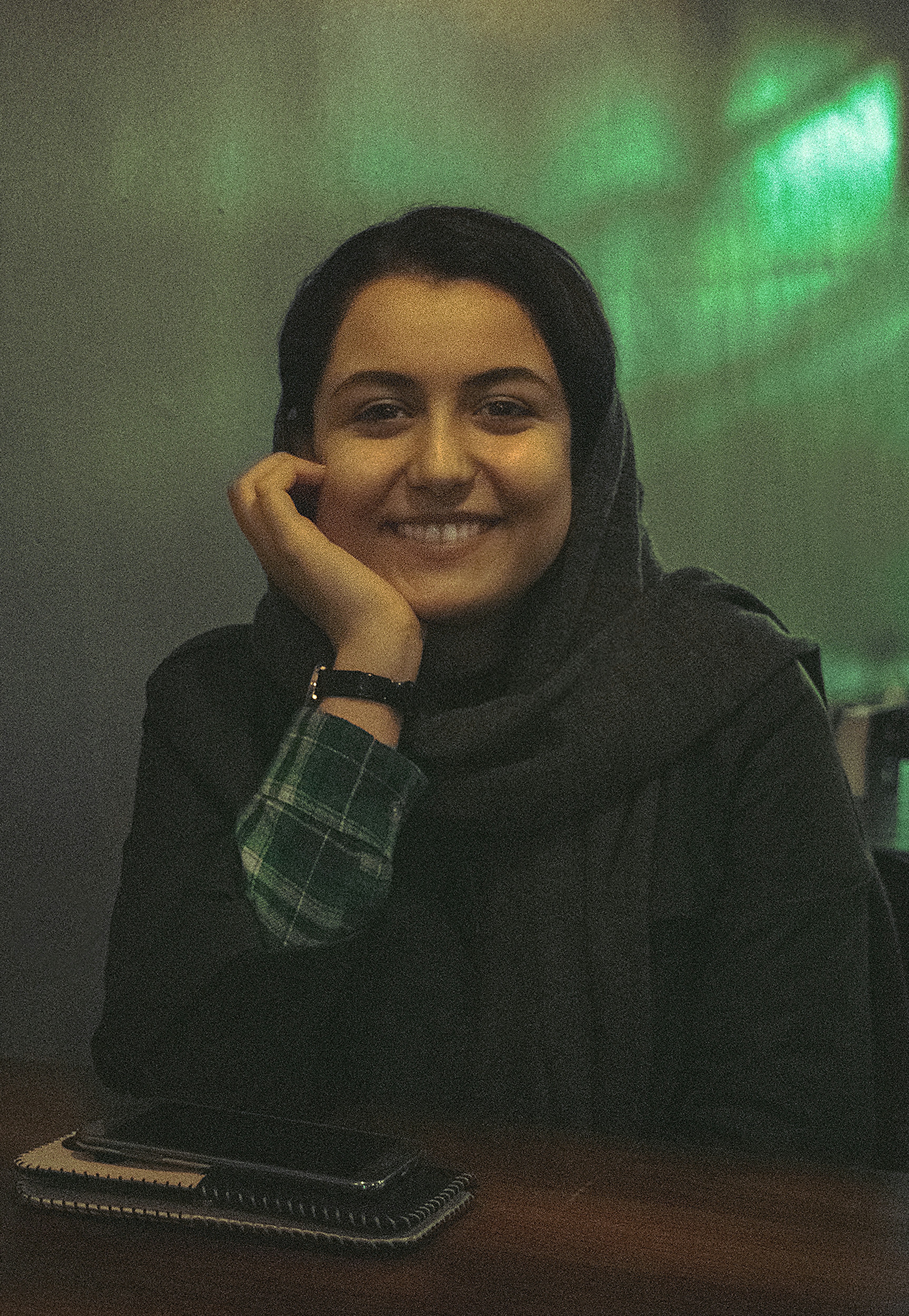 mujer con hiyab negro sonriendo