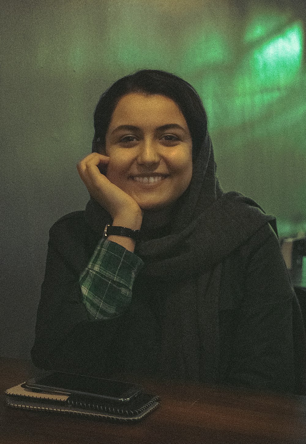 mujer con hiyab negro sonriendo