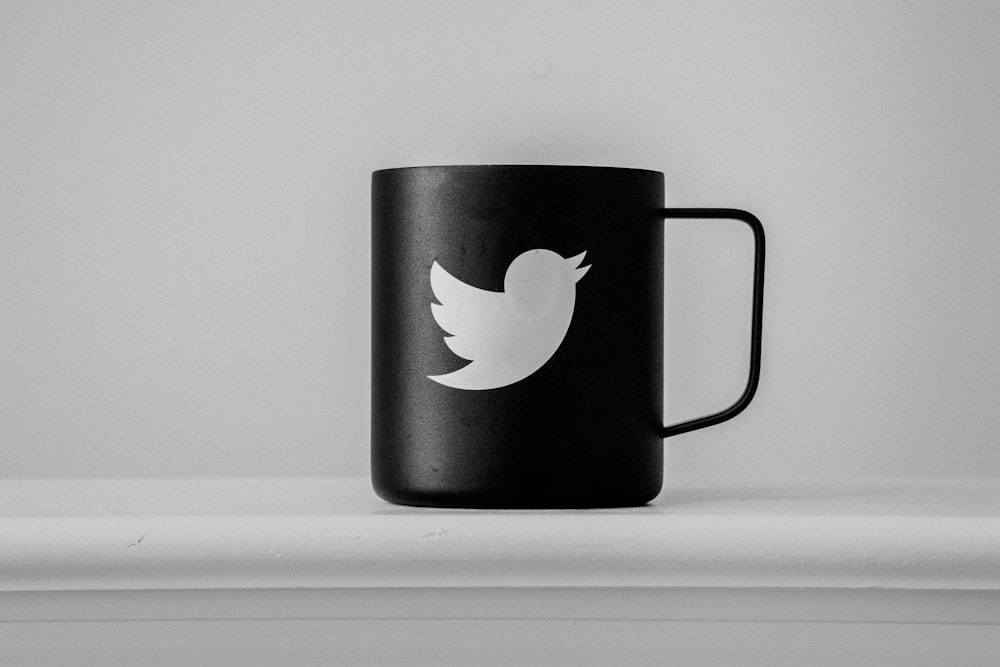 Taza de cerámica impresa con el logotipo de Apple en blanco y negro