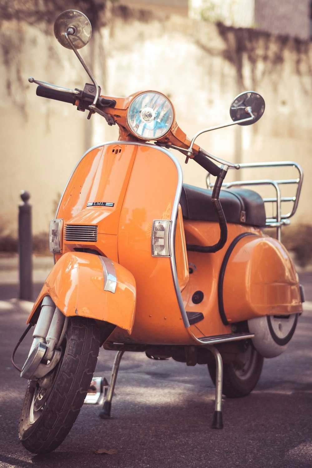 scooter do motor laranja e preto