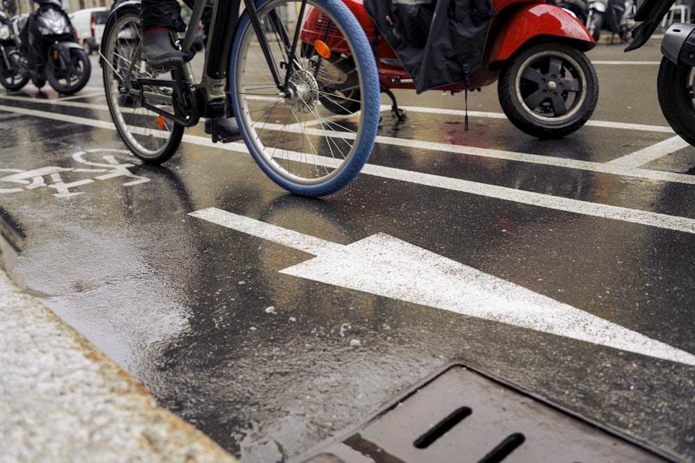 灰色のコンクリート道路の黒い自転車