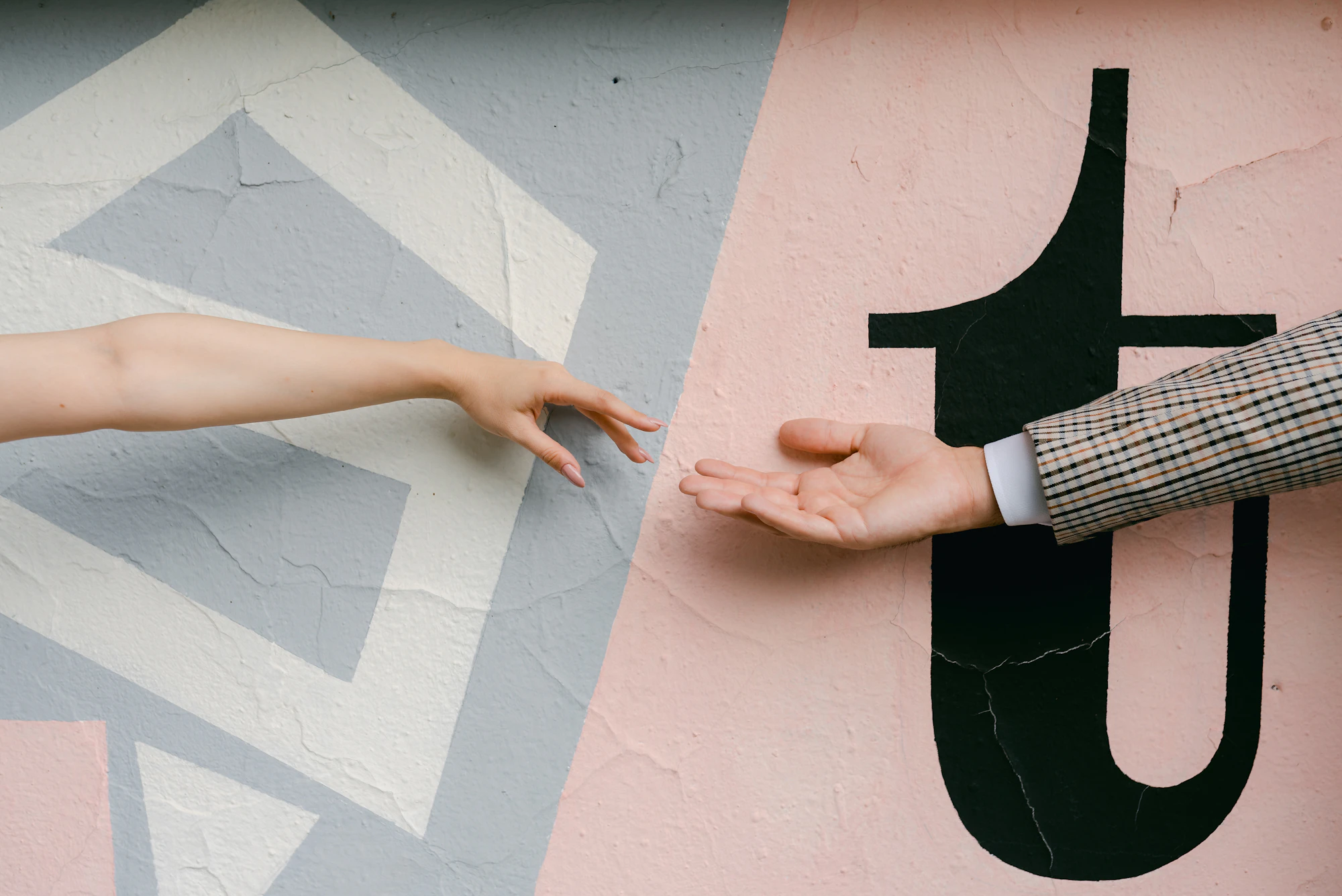 Couple signant les registres lors d'un mariage civil, symbole du mariage avec un étranger en Belgique