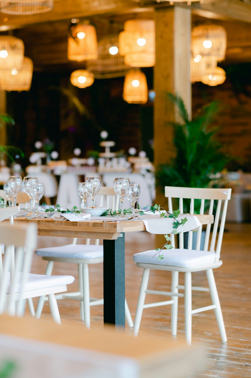 bocaux en verre transparent sur la table