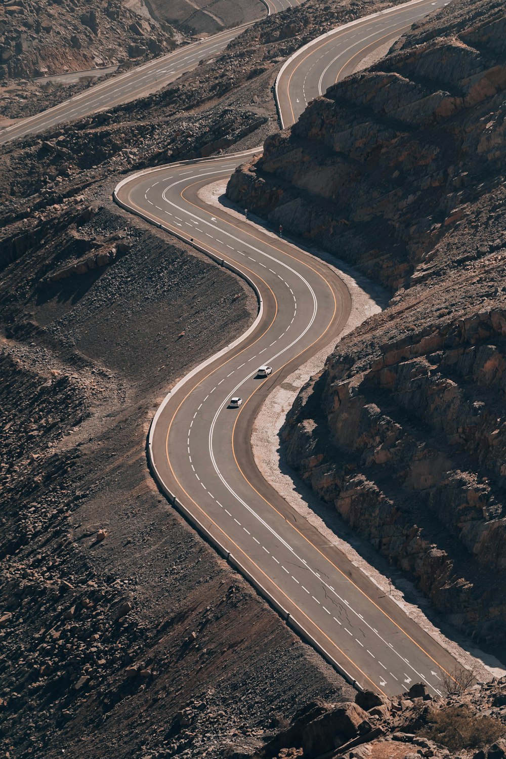 昼間の道路上の白い車