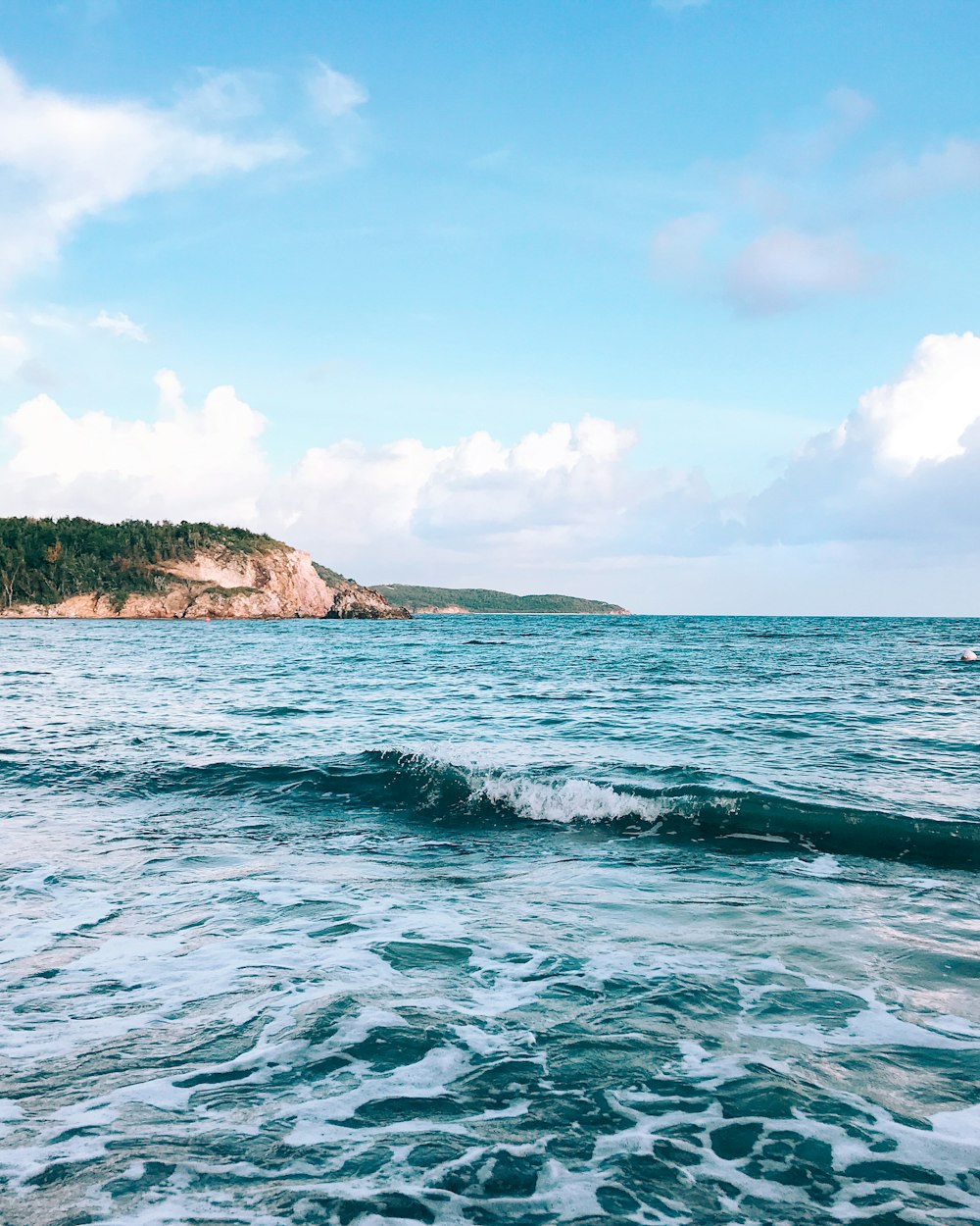 ondas do oceano batendo em terra durante o dia