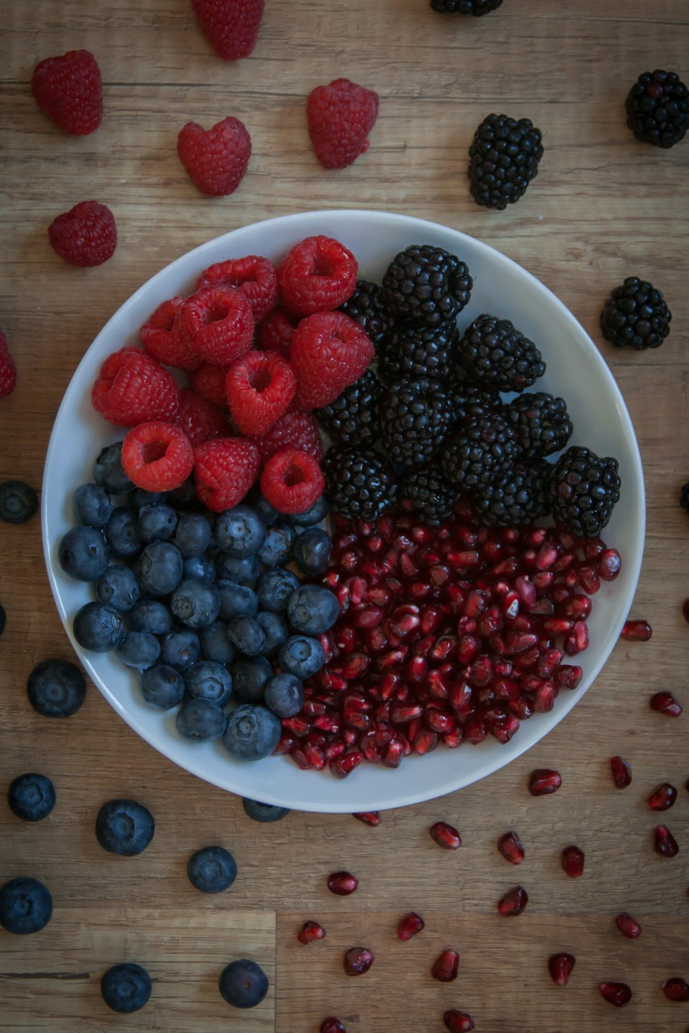 fragole su ciotola in ceramica bianca