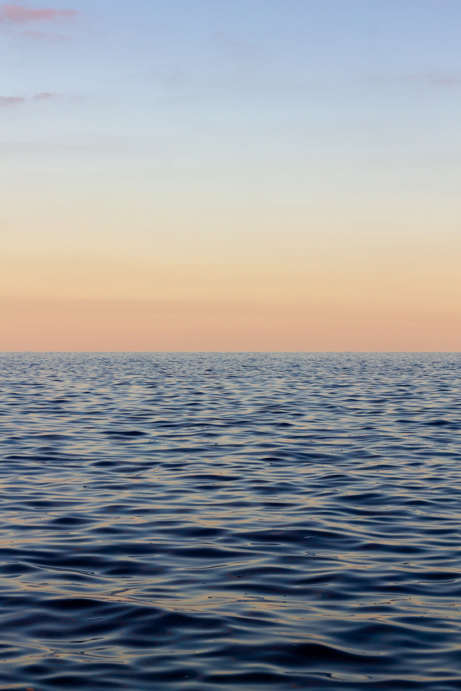 Sonnenuntergang über der Wasseroberfläche