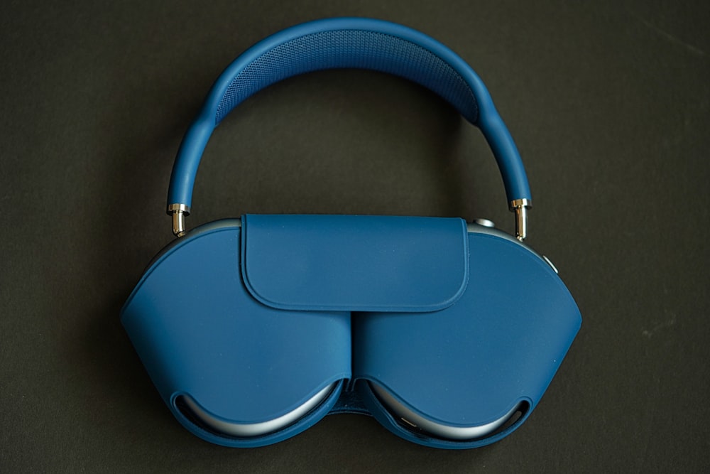 blaue und silberne Kopfhörer auf schwarzem Textil