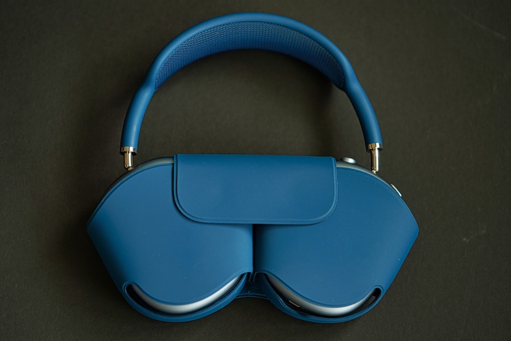 Auriculares azules y plateados sobre textil negro