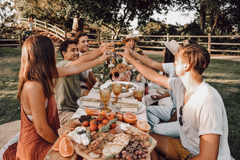 Menschen, die tagsüber auf dem Stuhl sitzen und Essen essen