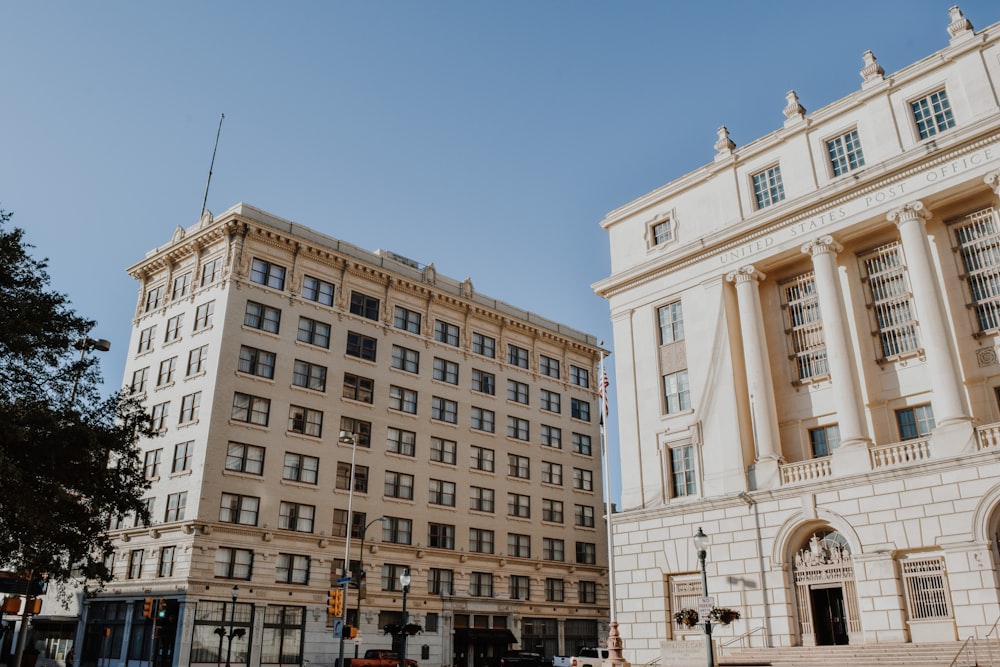 Edificio de hormigón beige bajo el cielo azul durante el día