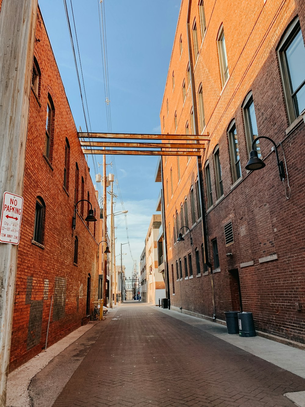 route vide entre des bâtiments en briques brunes pendant la journée