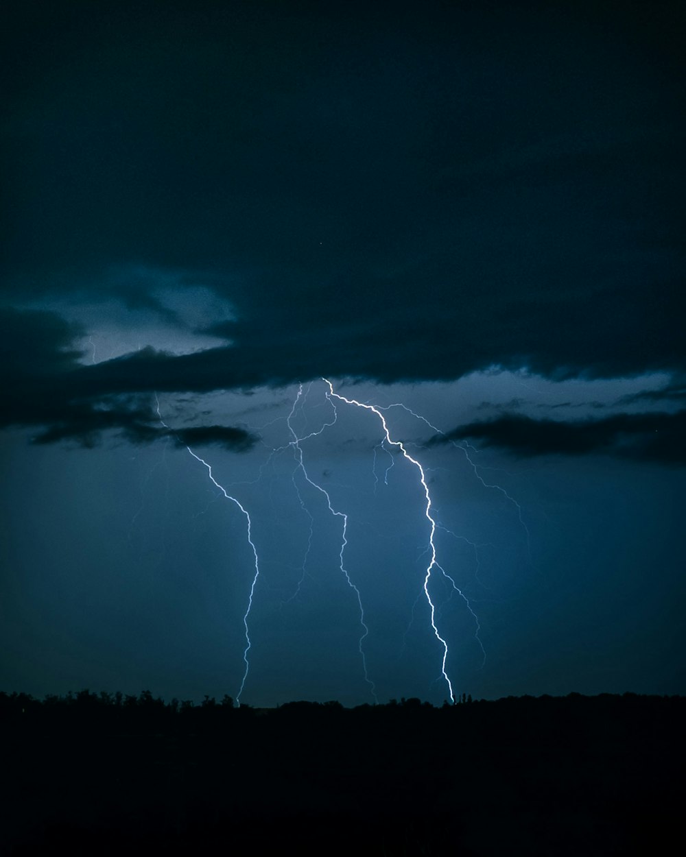 Blitzeinschlag auf schwarzen Wolken