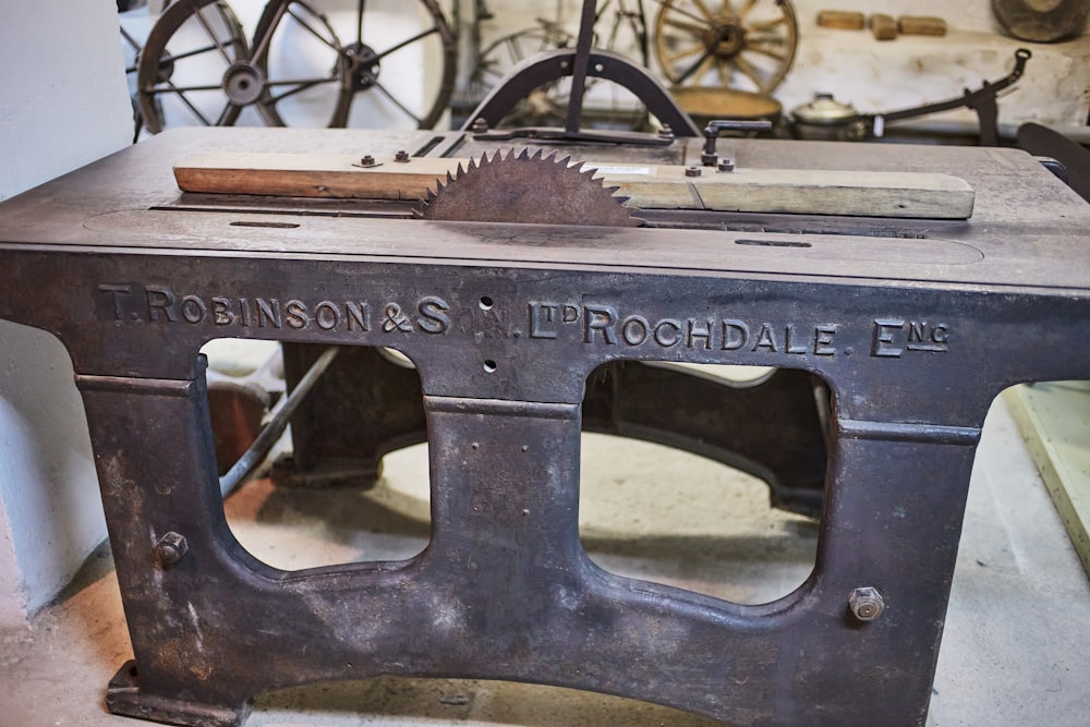 Outil en métal noir sur table en bois marron