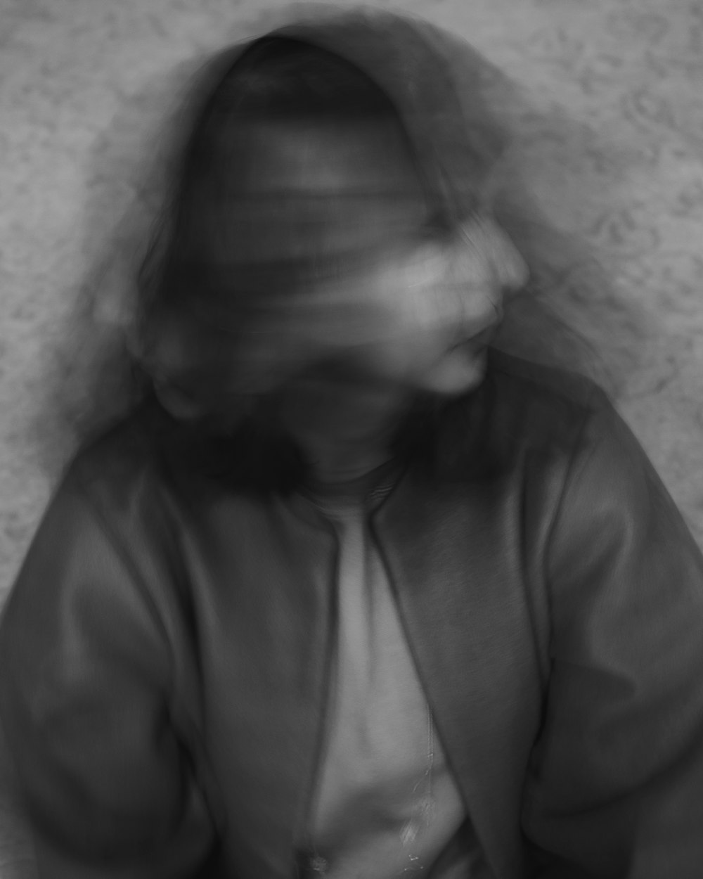 Foto in scala di grigi di donna in camicia abbottonata