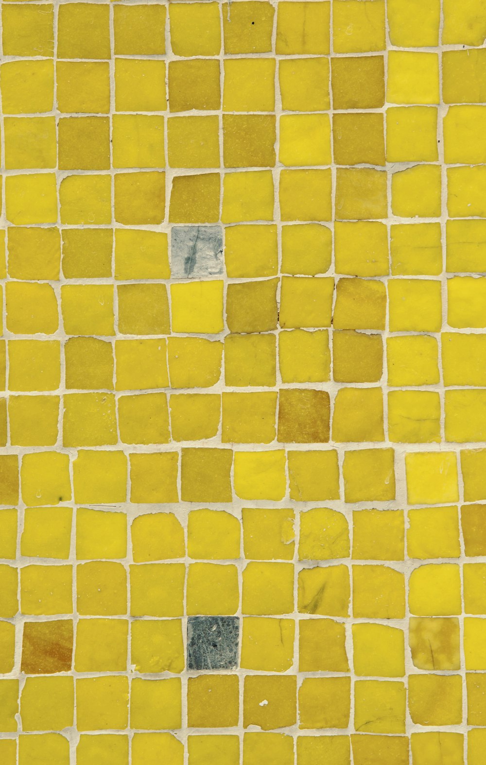 Muro de hormigón amarillo y blanco