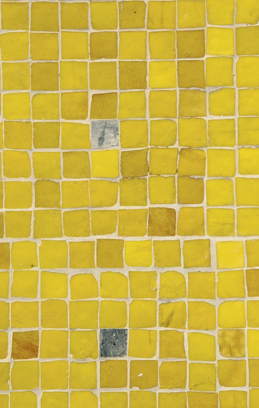 Mosaïque colorée posée à la main, motif géométrique