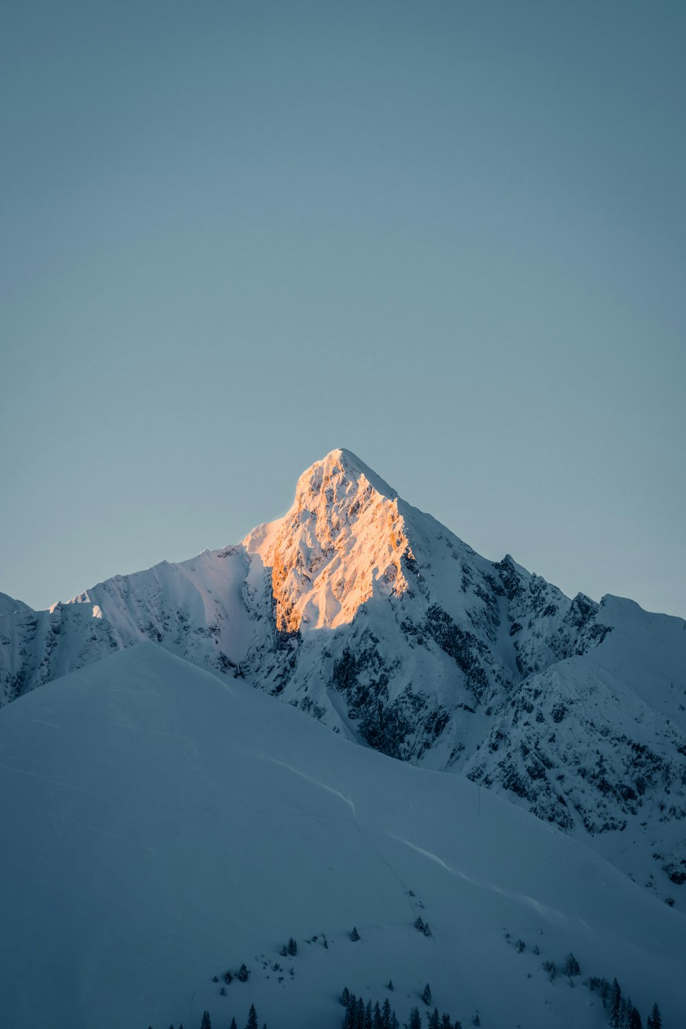 montanha coberta de neve sob o céu azul durante o dia