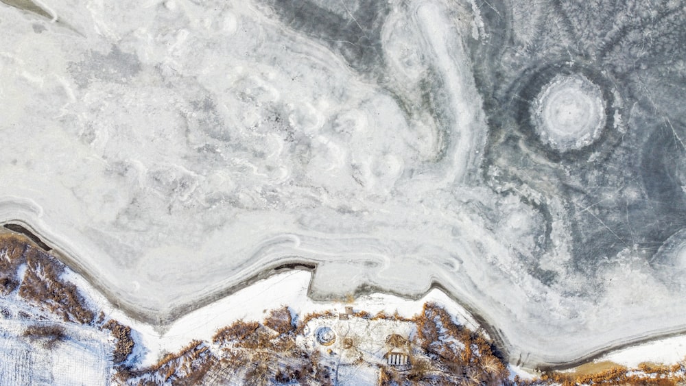 Vue aérienne de maisons blanches et brunes près d’un plan d’eau pendant la journée