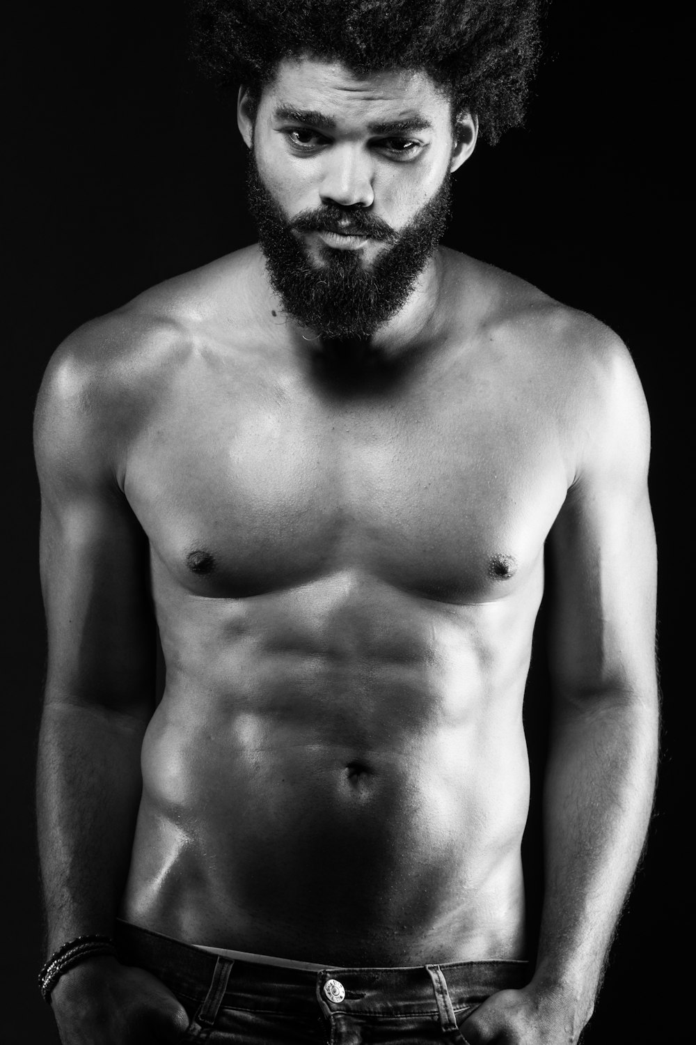 Un homme torse nu avec une barbe et pas de chemise