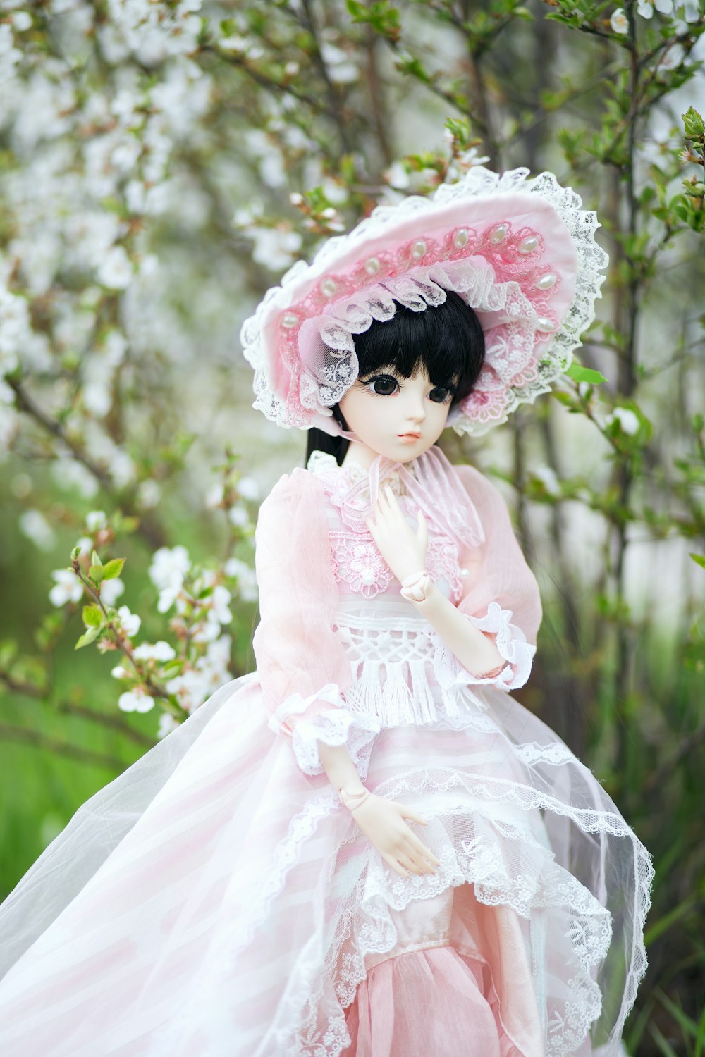 白い花柄の頭飾りとピンクのドレスの女の子