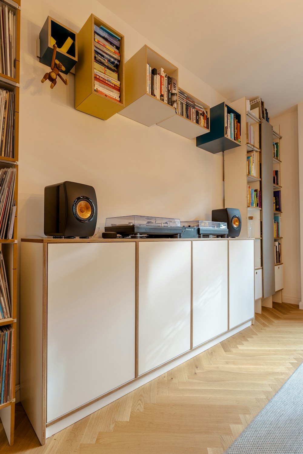 haut-parleur noir sur meuble en bois blanc