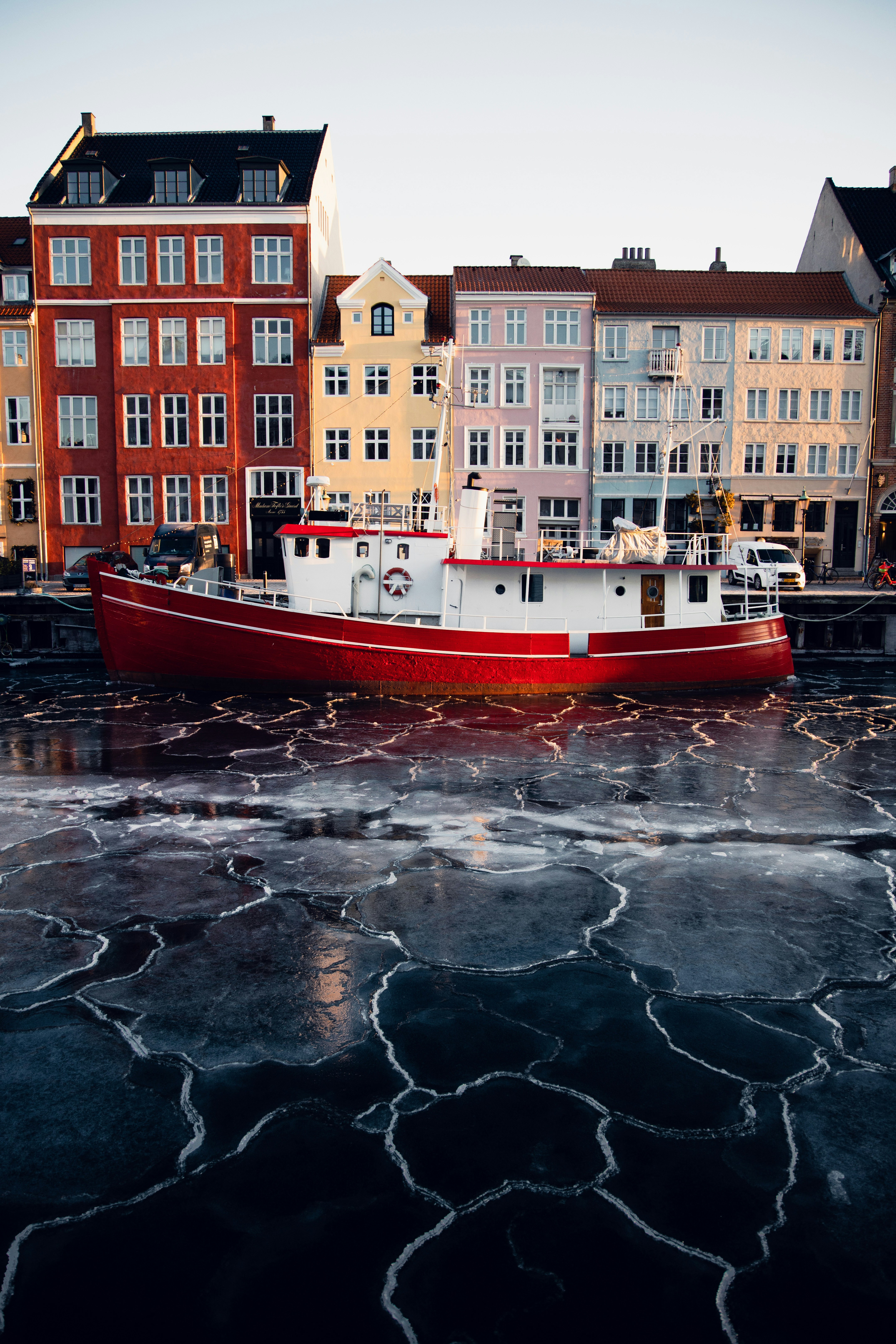 Bateau rouge et blanc sur l’eau