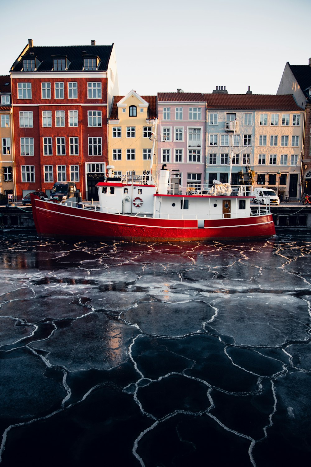 barco vermelho e branco na água