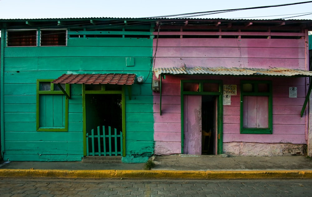 Casa de madera verde y marrón