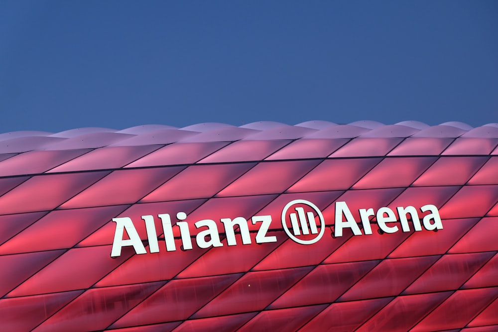 Un edificio rojo con el nombre de Allianz Arena