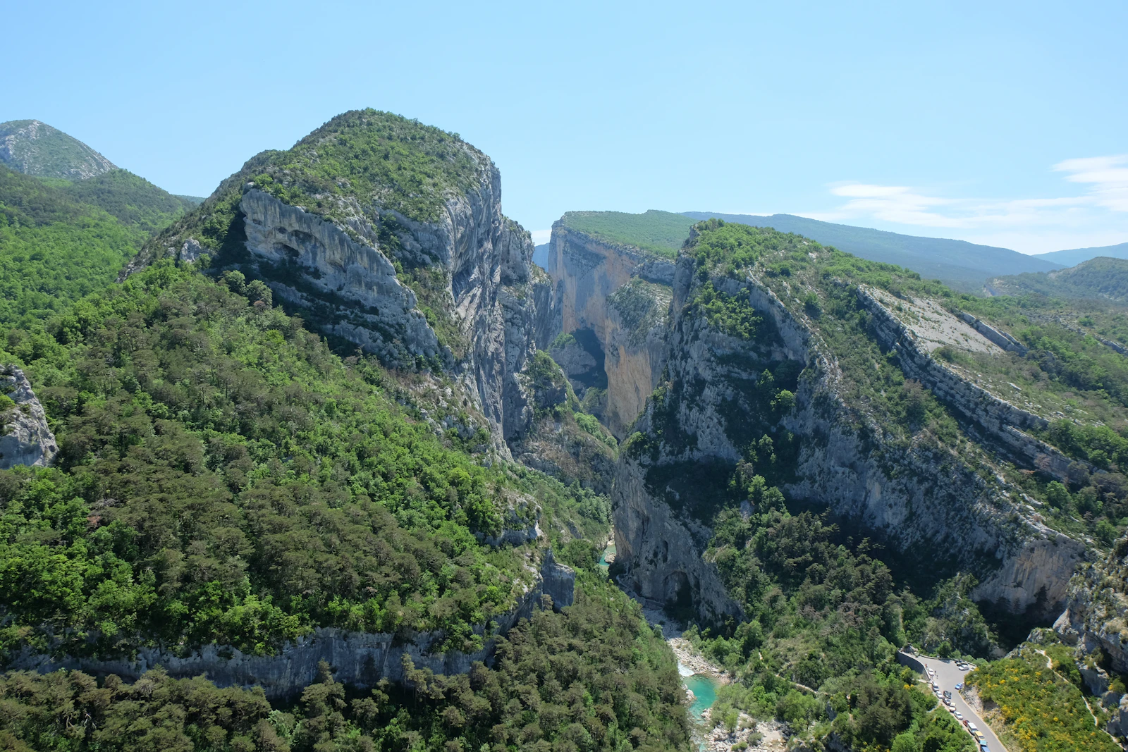 The limestone walls of the gorge above the forest — Gorges du Verdon, France