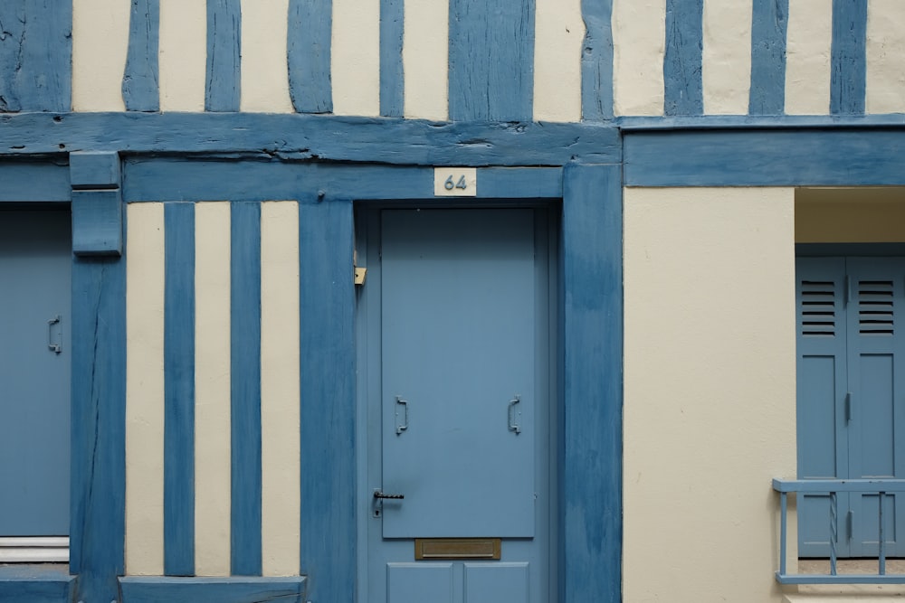 Porta in legno blu con leva argentata