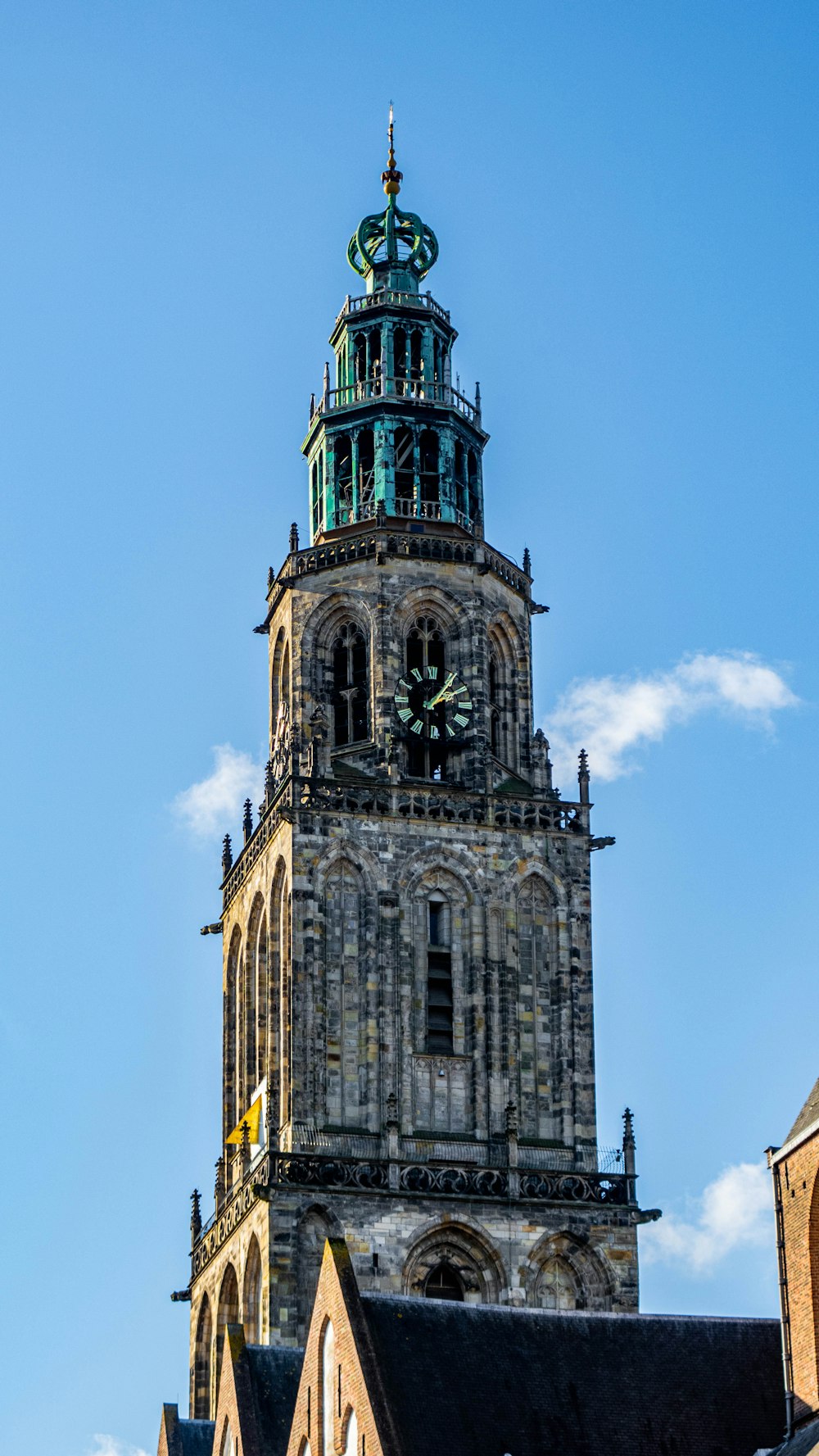 Braunes Betongebäude unter blauem Himmel tagsüber